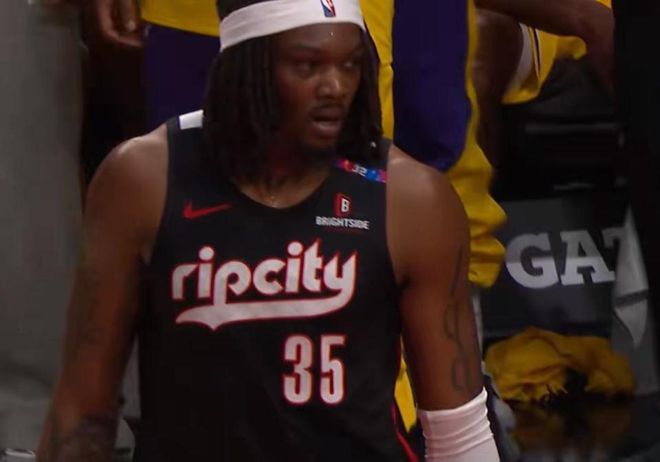 开拓者队以, 决赛期间担, 快交易罗威